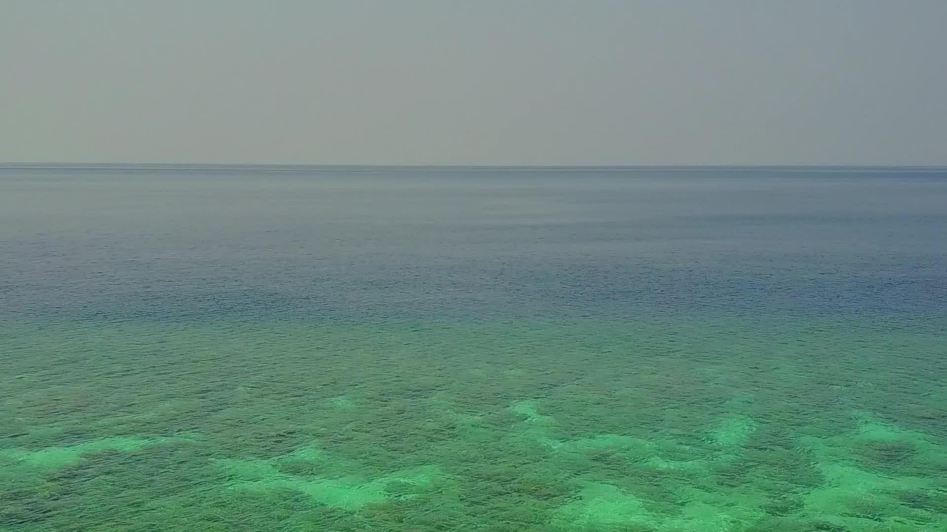 完美的岛屿被白沙底的绿水环绕着海洋在空中天空中航行视频的预览图