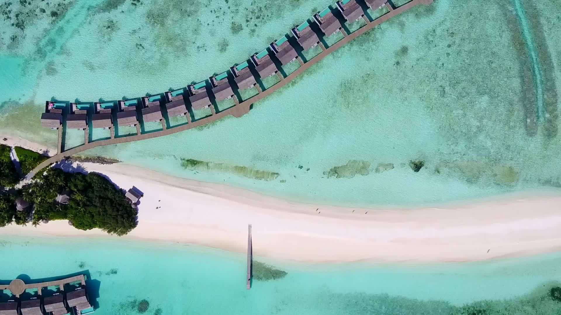 白沙的背景是在清海旅行天空是一个安静的环礁湖海滩是天空视频的预览图