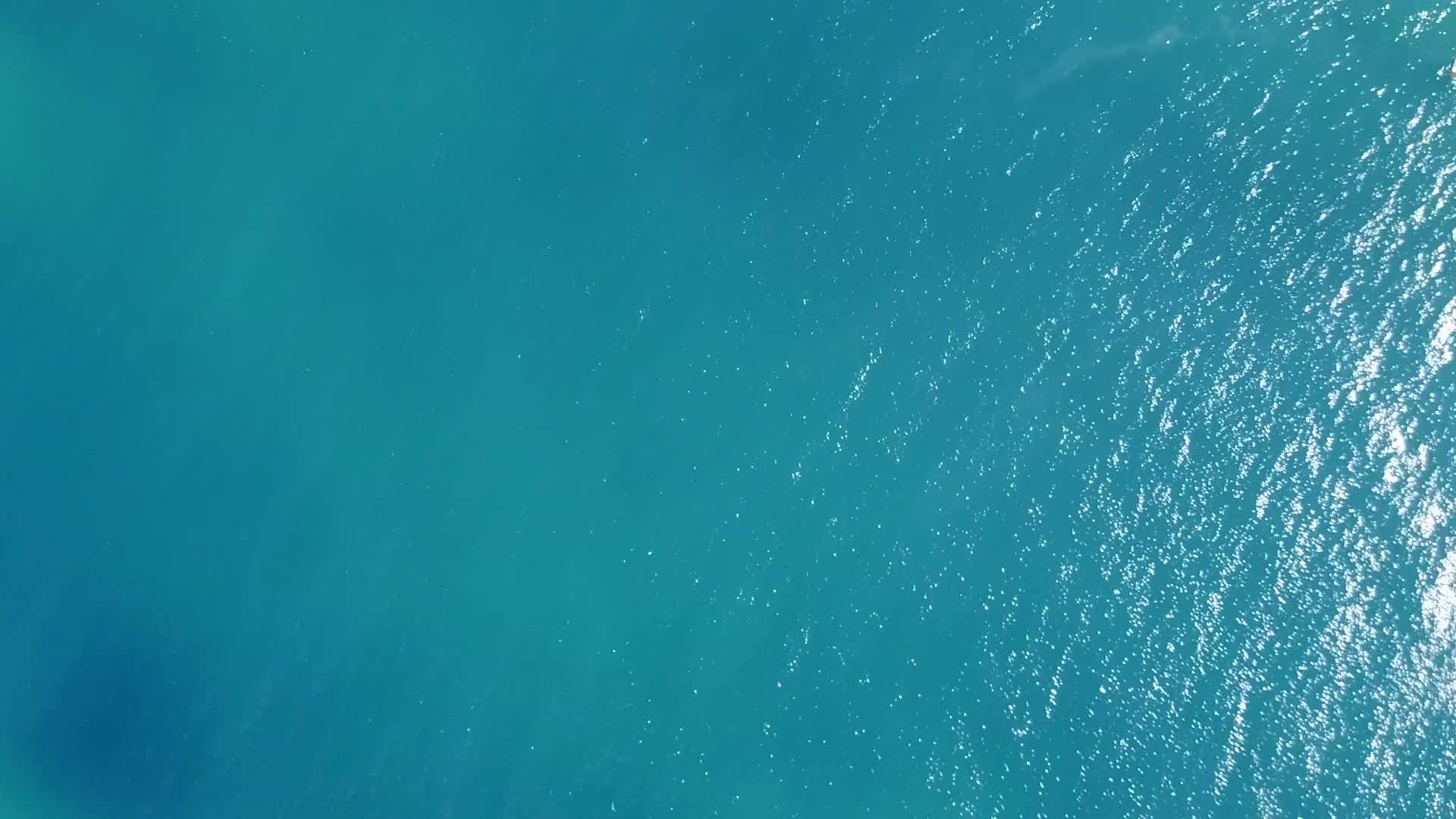蓝色清澈的海面在阳光下视频的预览图