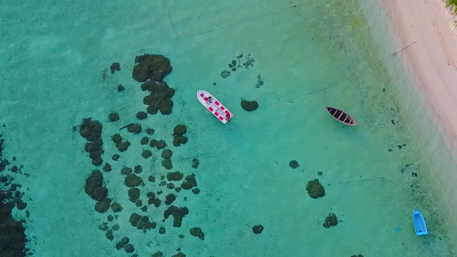 无人驾驶飞机在热带海岸海滩度假蓝水和白沙沙视频的预览图