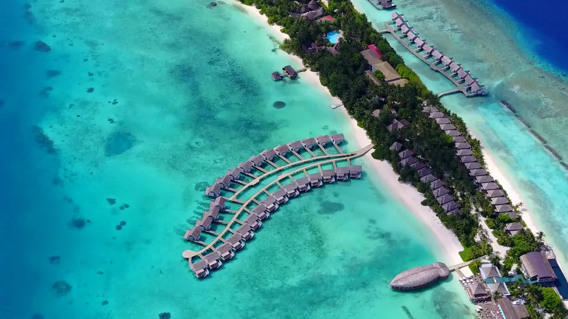 热带海滩度假热带海空无人驾驶飞机有白沙背景视频的预览图