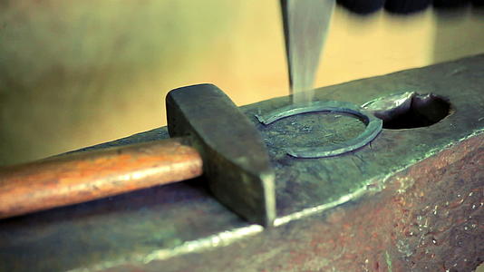 铁马蹄躺在场上的工匠制造金属马蹄铁视频的预览图