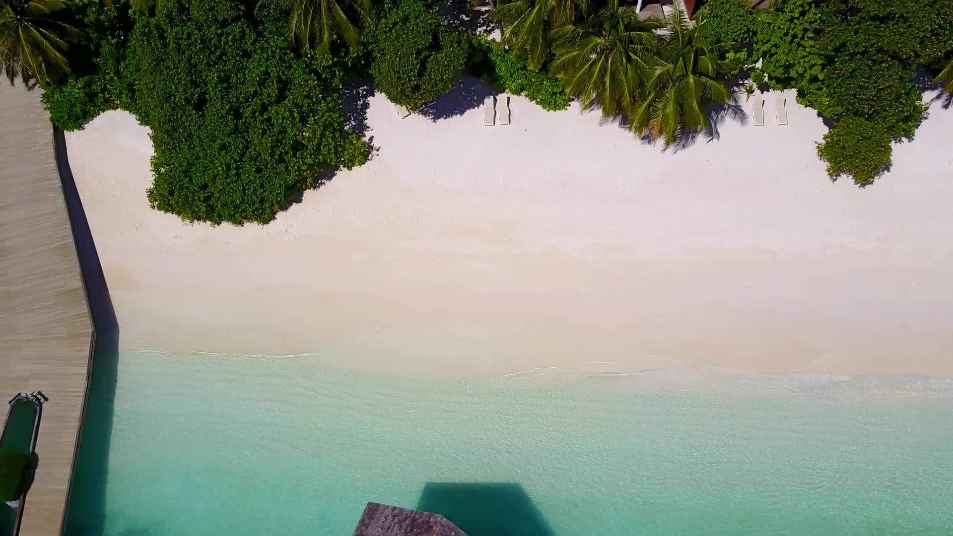 白沙底浅海海岸海滩度假视频的预览图