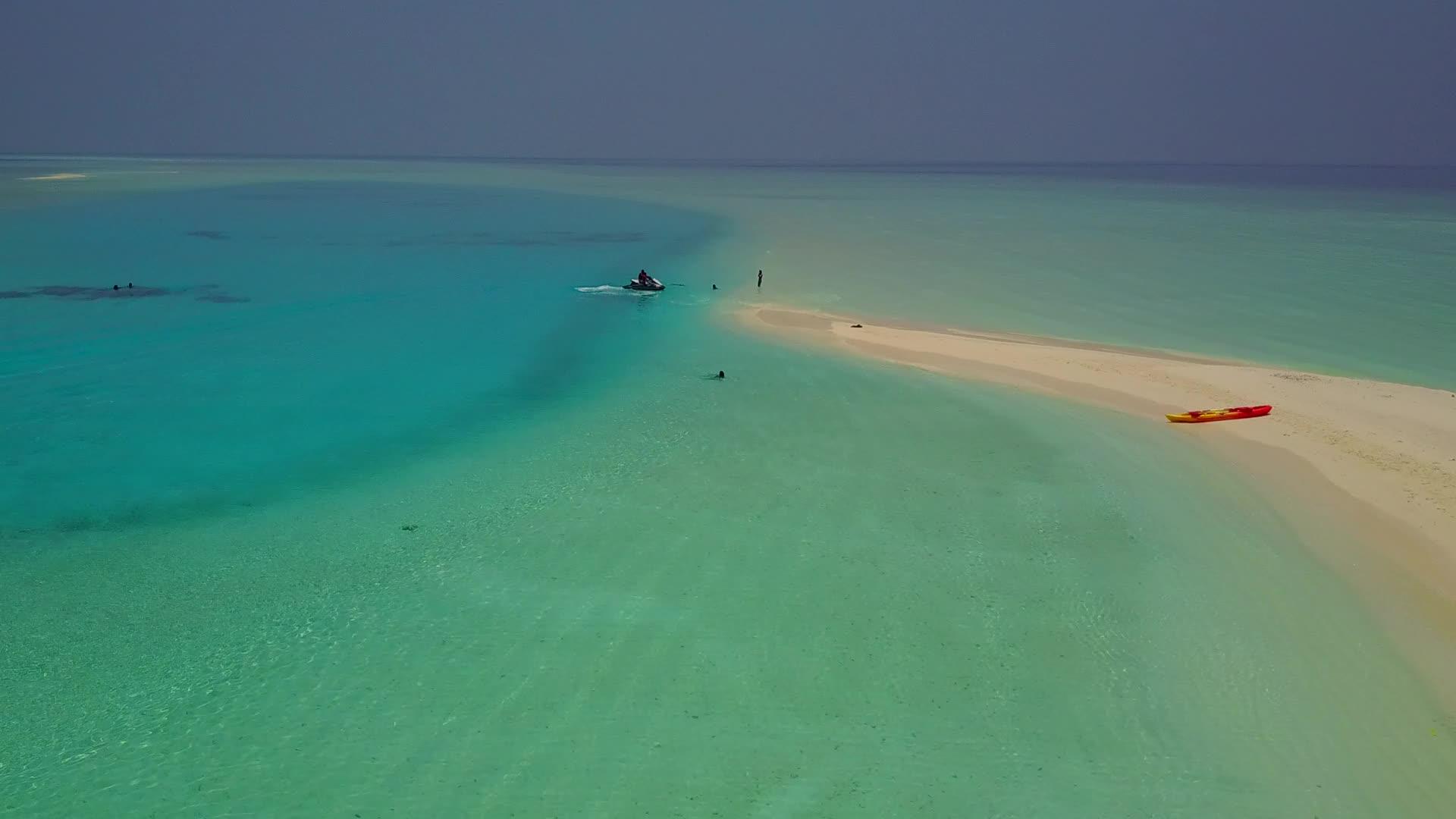 在蓝海和干净沙滩的背景下空中无人机在热带海岸海滩旅行视频的预览图