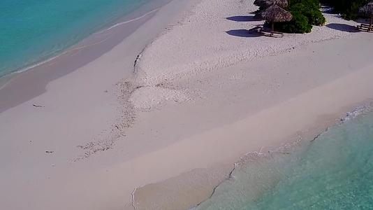 观察白沙背景下的清海热带旅游海滩野生生物的天空视频的预览图