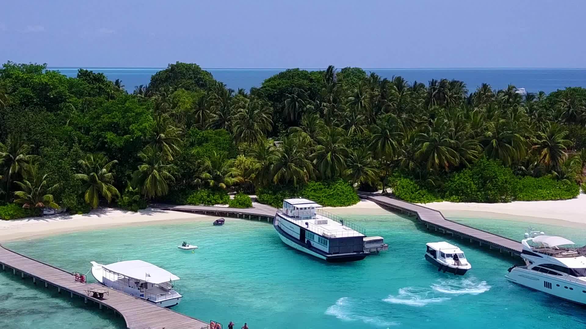 在蓝天白沙的背景下沿海海滩生活方式的田园诗般的无人机全景视频的预览图