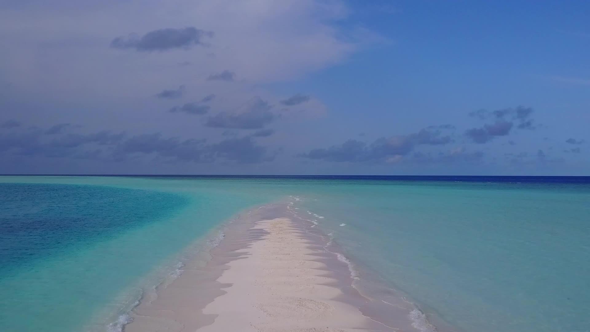 海滨海滩白沙蓝水视频的预览图