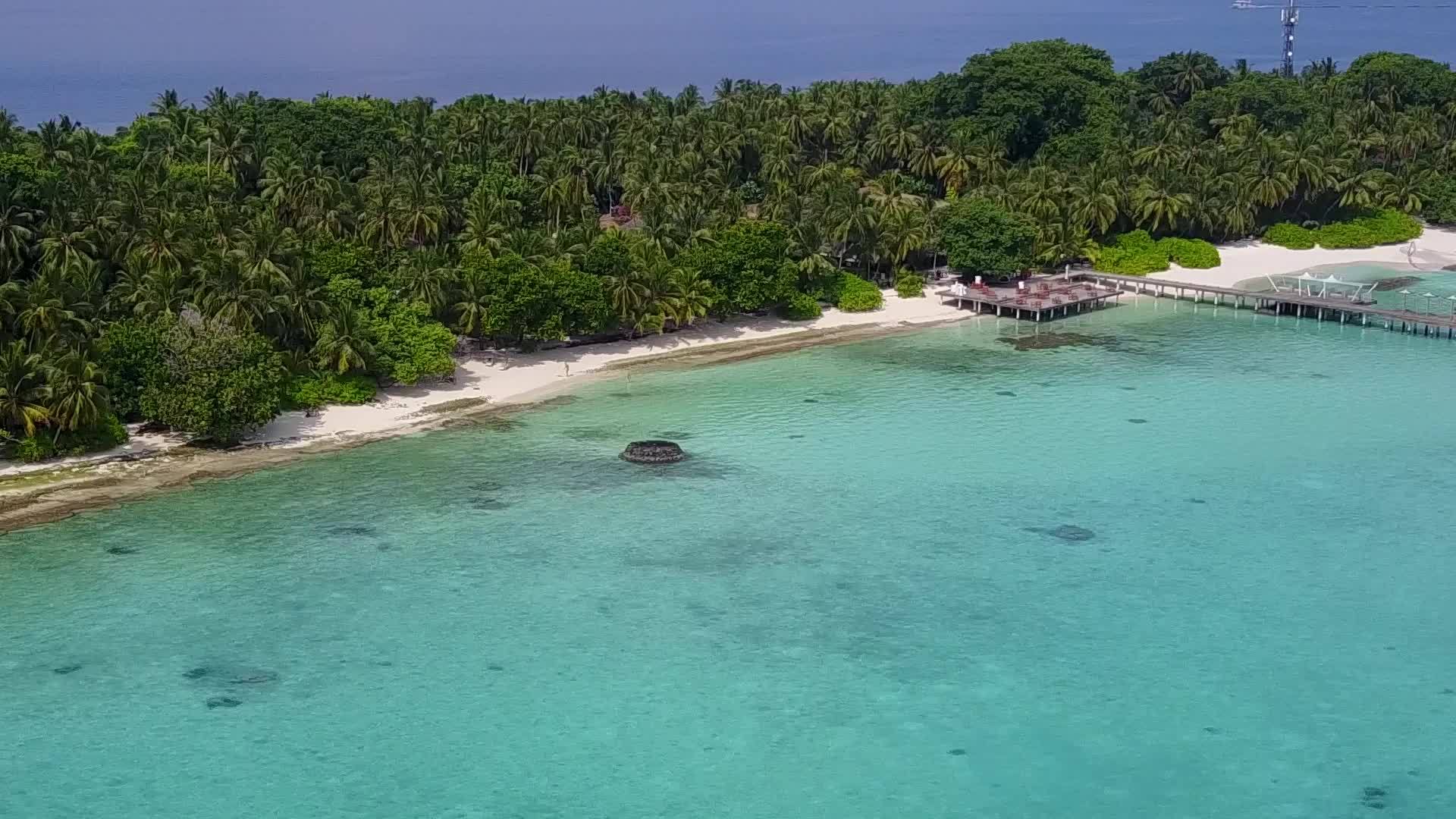 绿色的环礁湖和干净的海滩背景使海景在空中平静视频的预览图