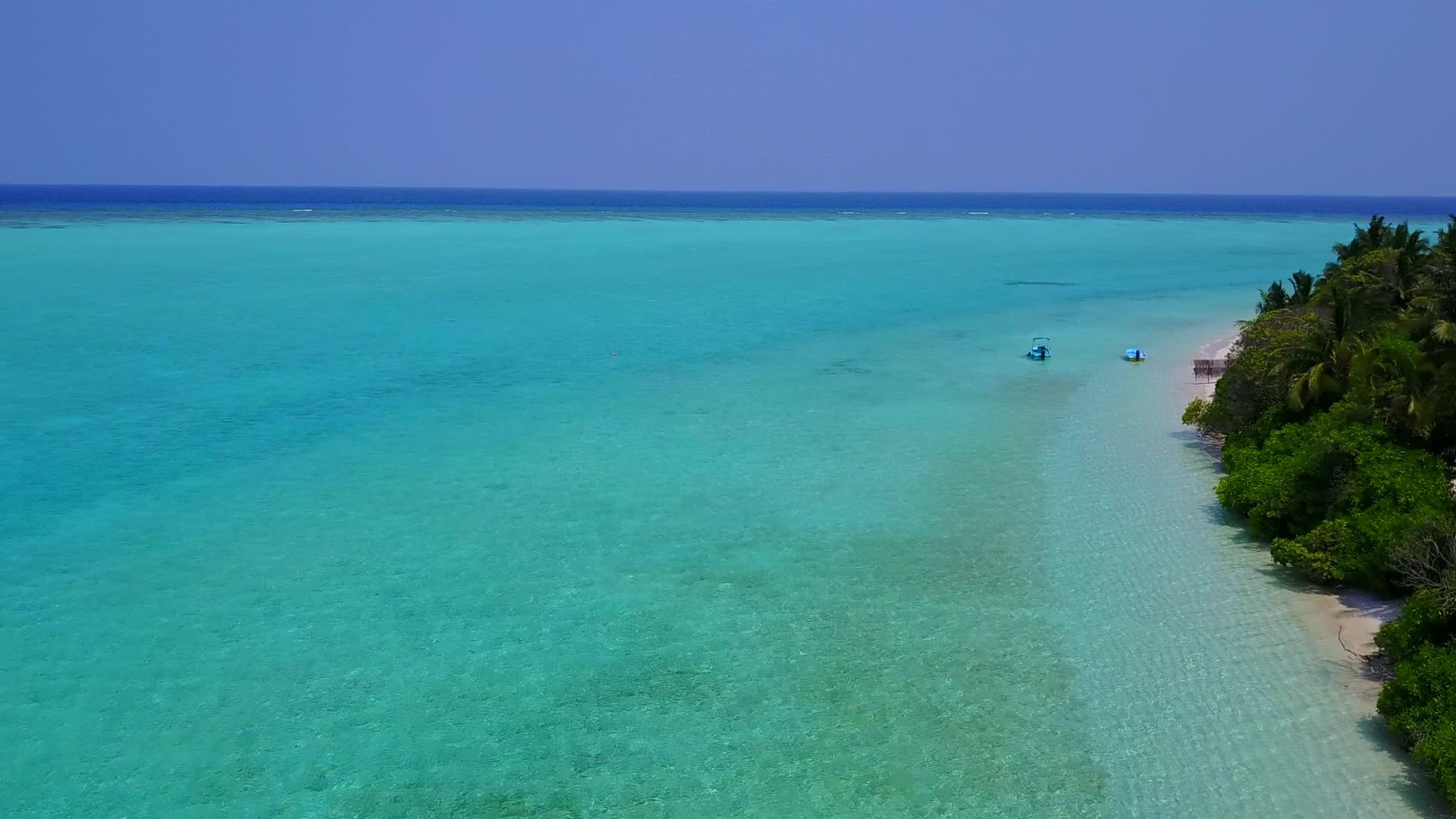 美丽的海岸海滩生活通过蓝海和清洁沙土背景的蓝海进行视频的预览图
