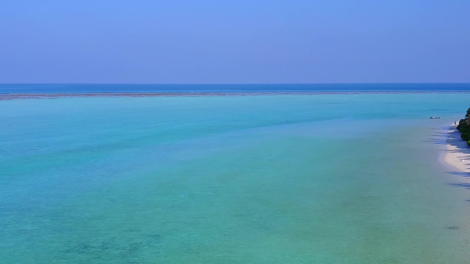 白沙背景蓝水豪华湾海滩之旅无人机景观全景视频的预览图