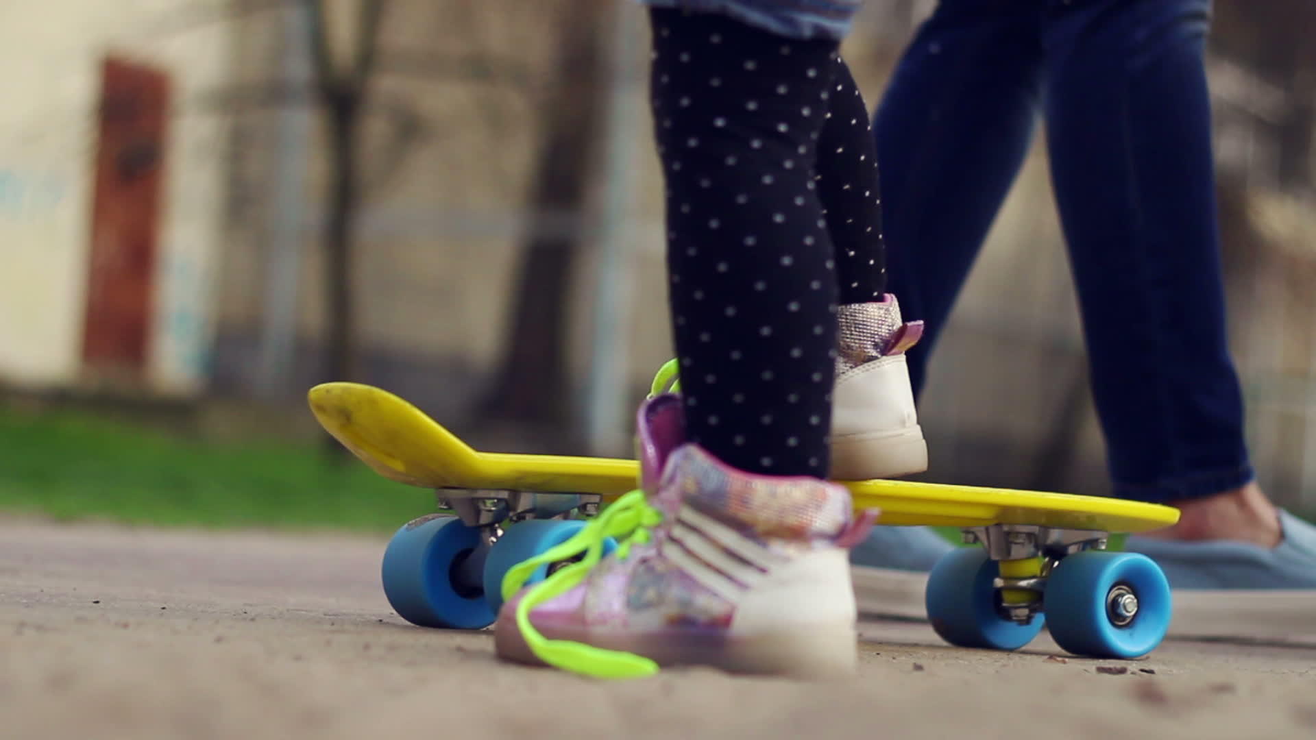 孩子们玩滑板骑车孩子们在户外玩得很开心视频的预览图
