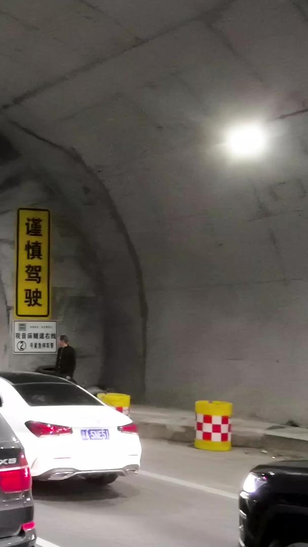高速公路山底隧道堵车场景视频的预览图