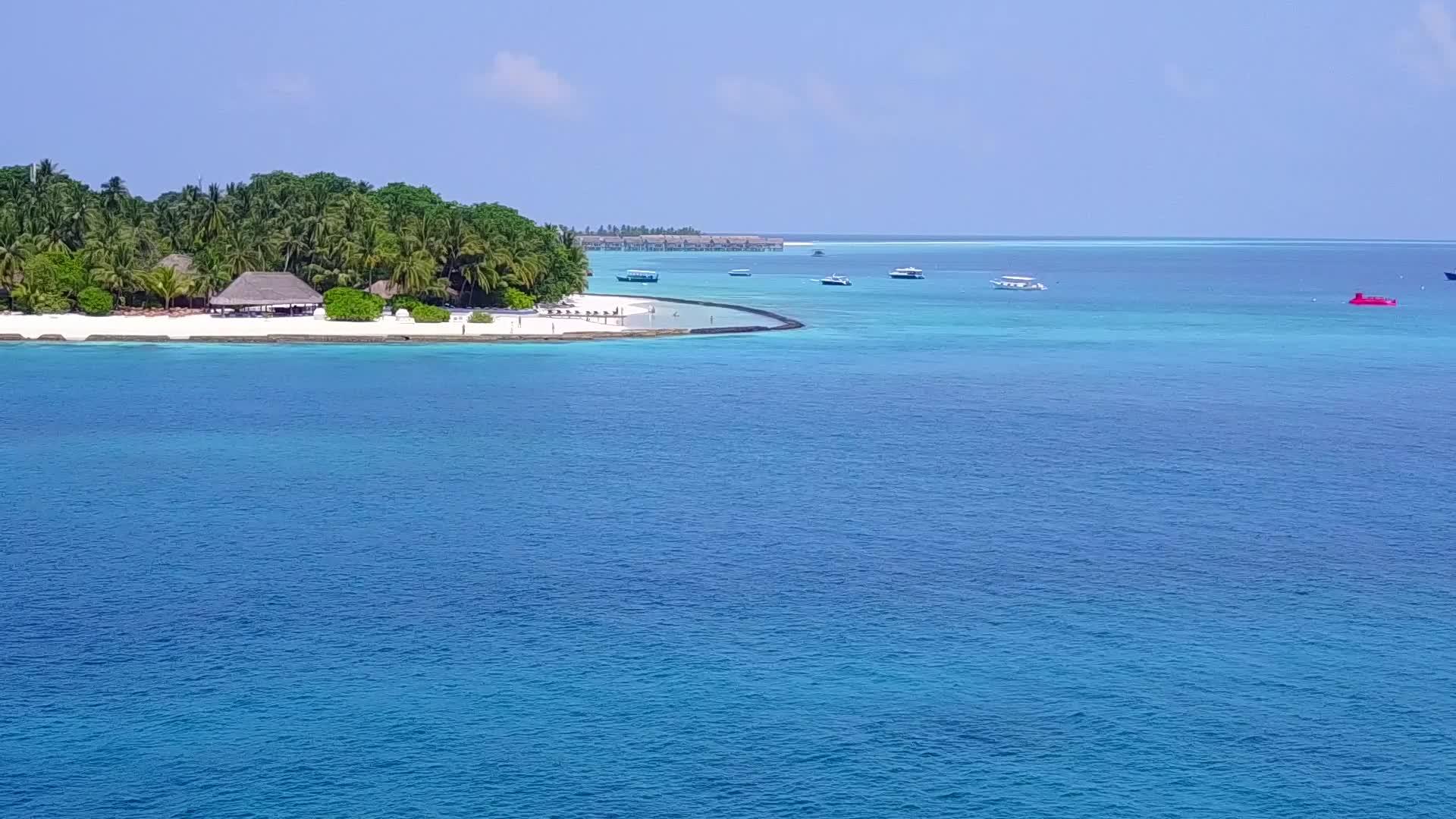 白沙的背景是清澈的海洋宁静的海岸线在海滩上航行视频的预览图