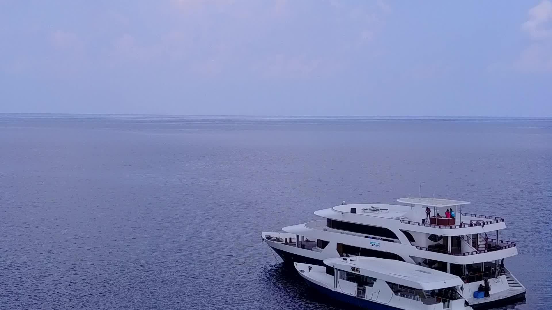 在蓝水航行的船只视频的预览图