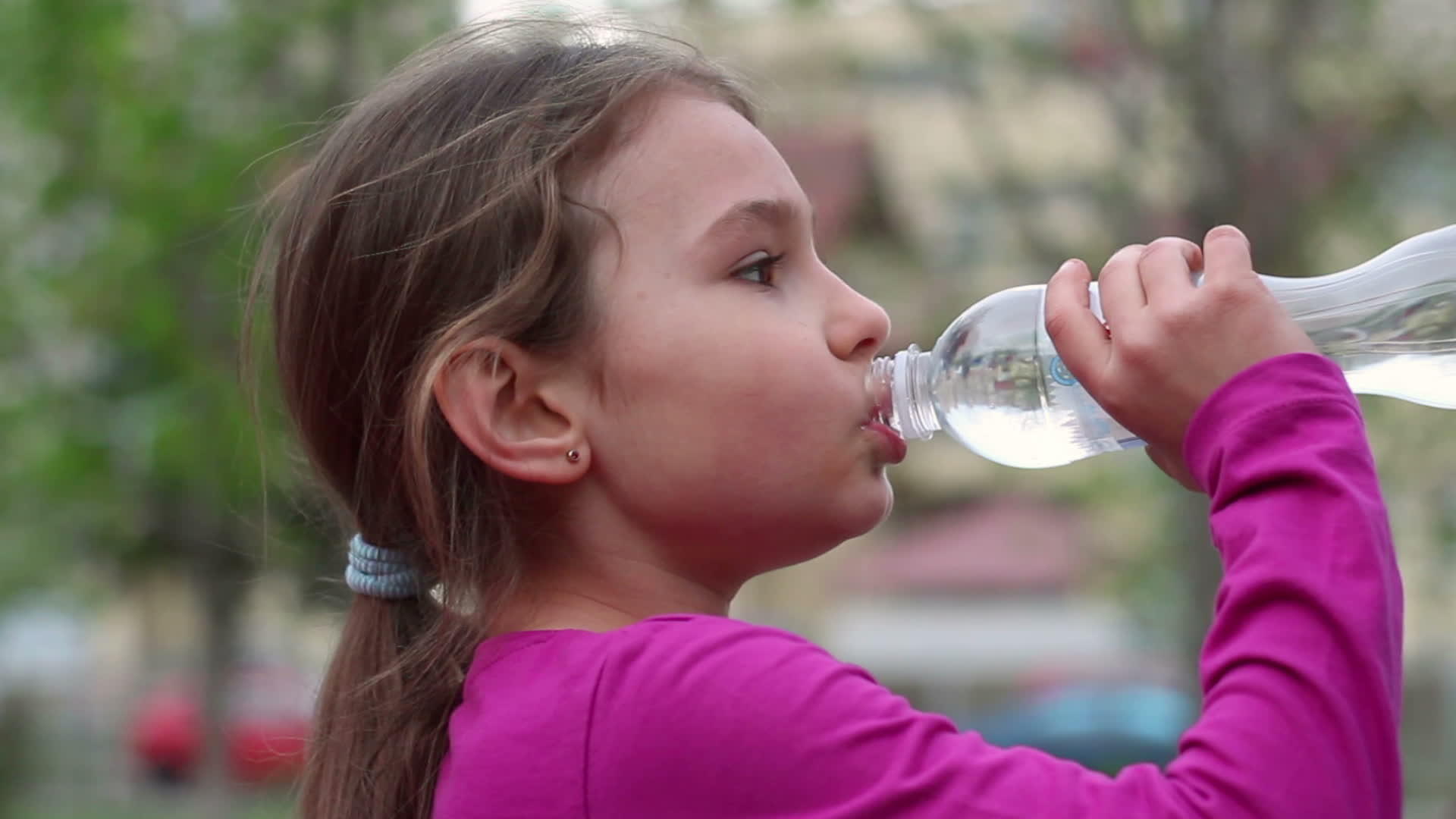 儿童来自户外瓶装饮用水视频的预览图