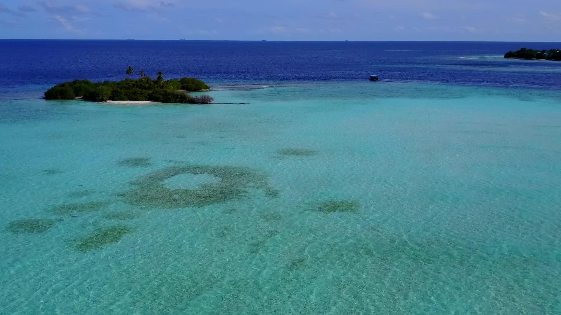 热带旅游海滩浅海和清洁海滩背景度假空中旅游活动视频的预览图