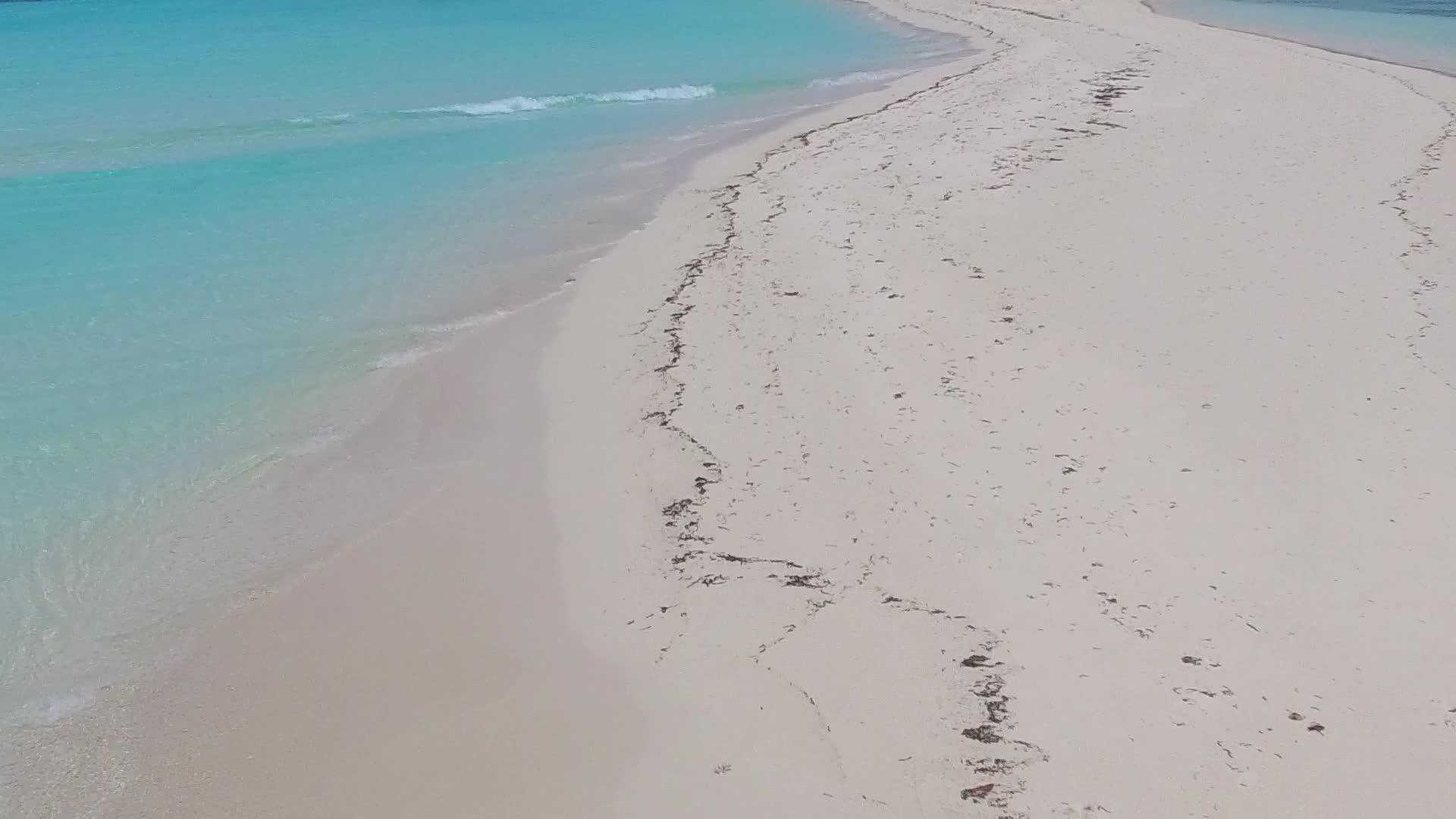 在浅海和白沙的背景下天堂海岸线海滩之旅视频的预览图