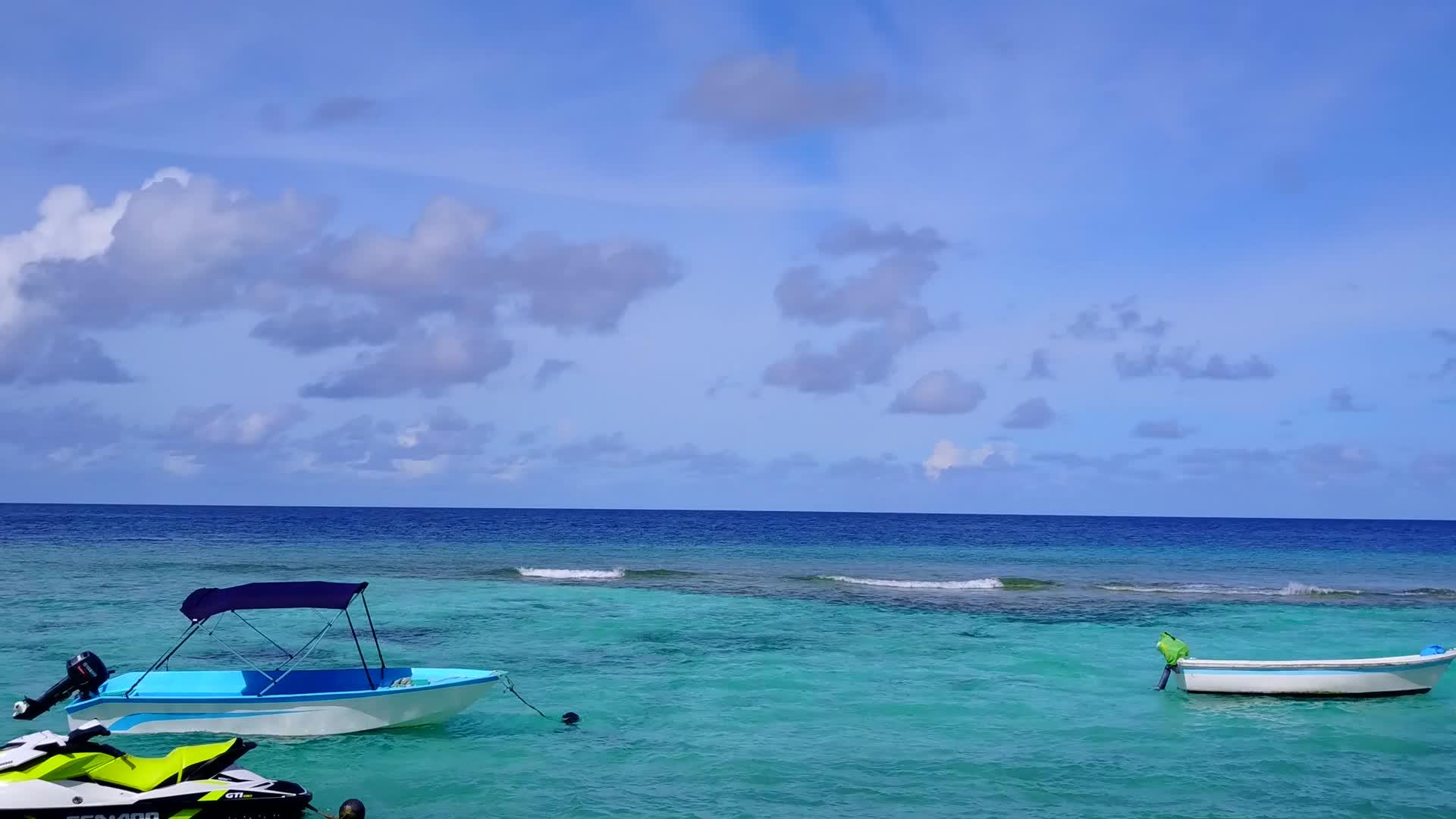在清澈的海洋中洋中放松在海岸海滩上冒险无人机景观视频的预览图