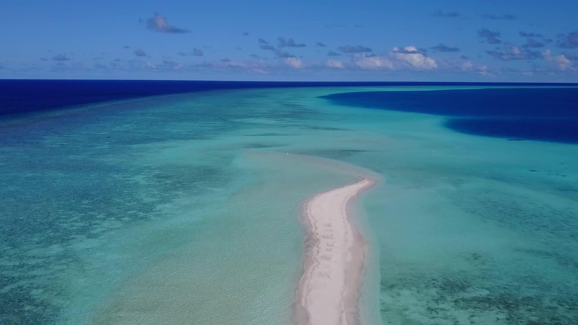以蓝水和白沙为背景的海岸海滩视频的预览图