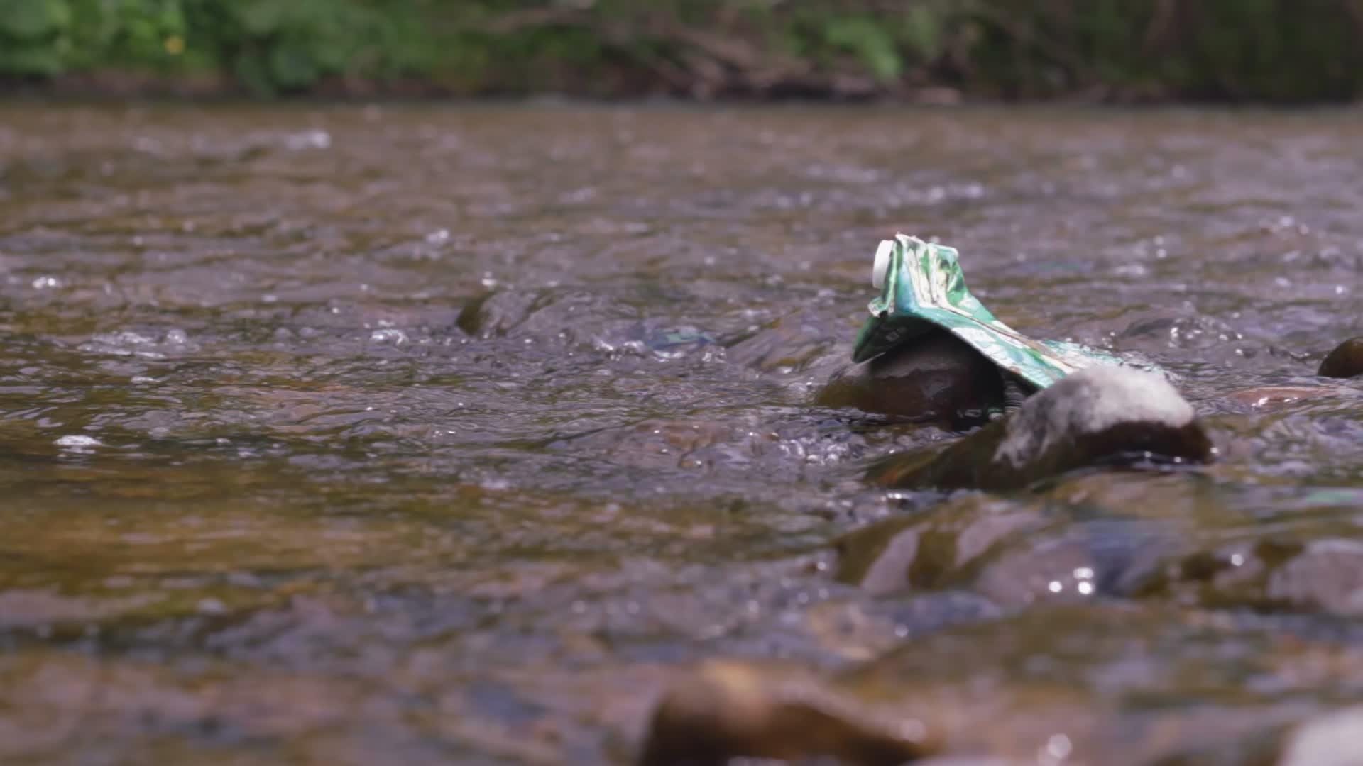 河流垃圾污染河流环境污染视频的预览图