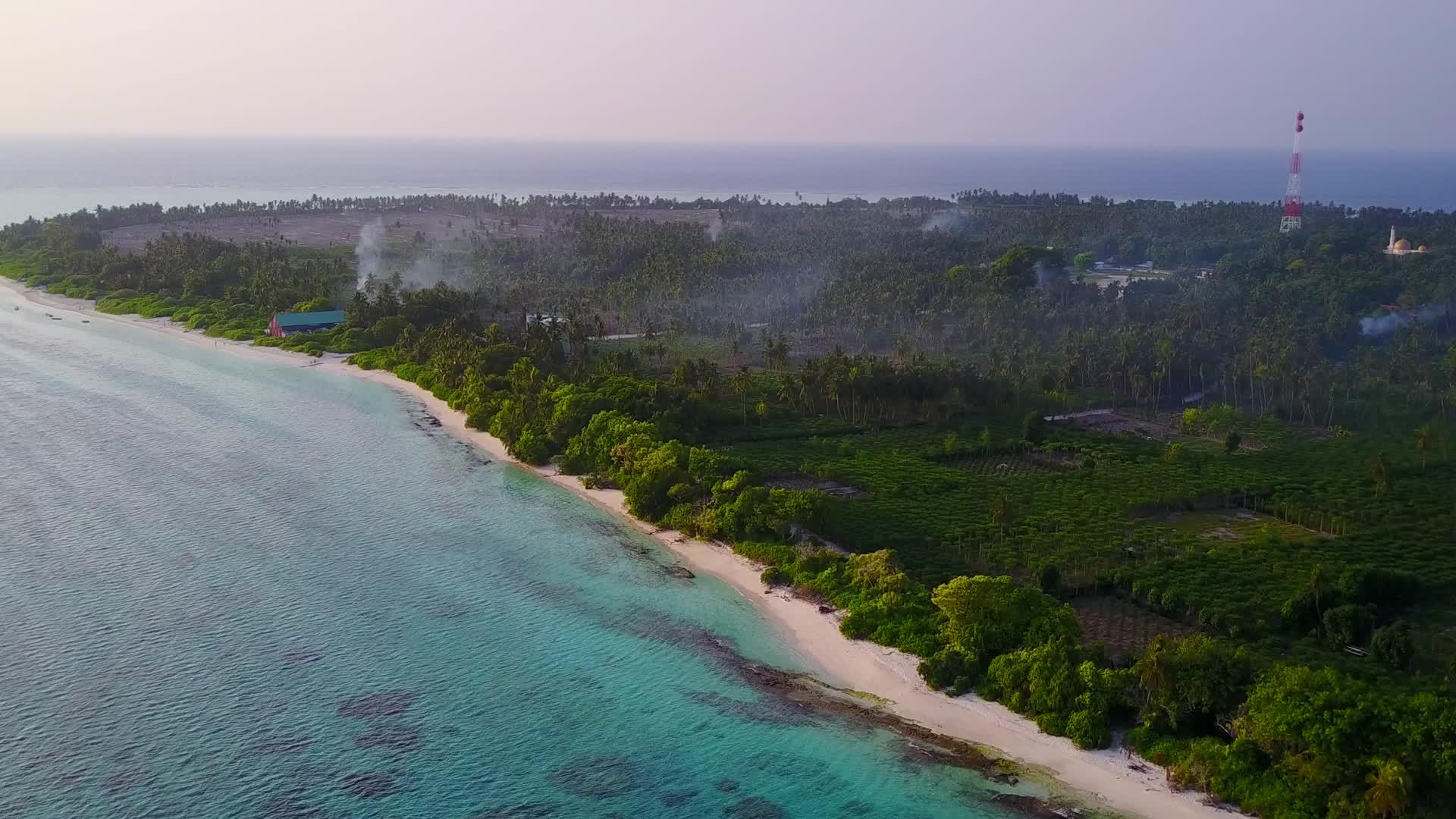 透明的海面和白色的海滩背景热带环礁湖海滩时空无人驾驶视频的预览图