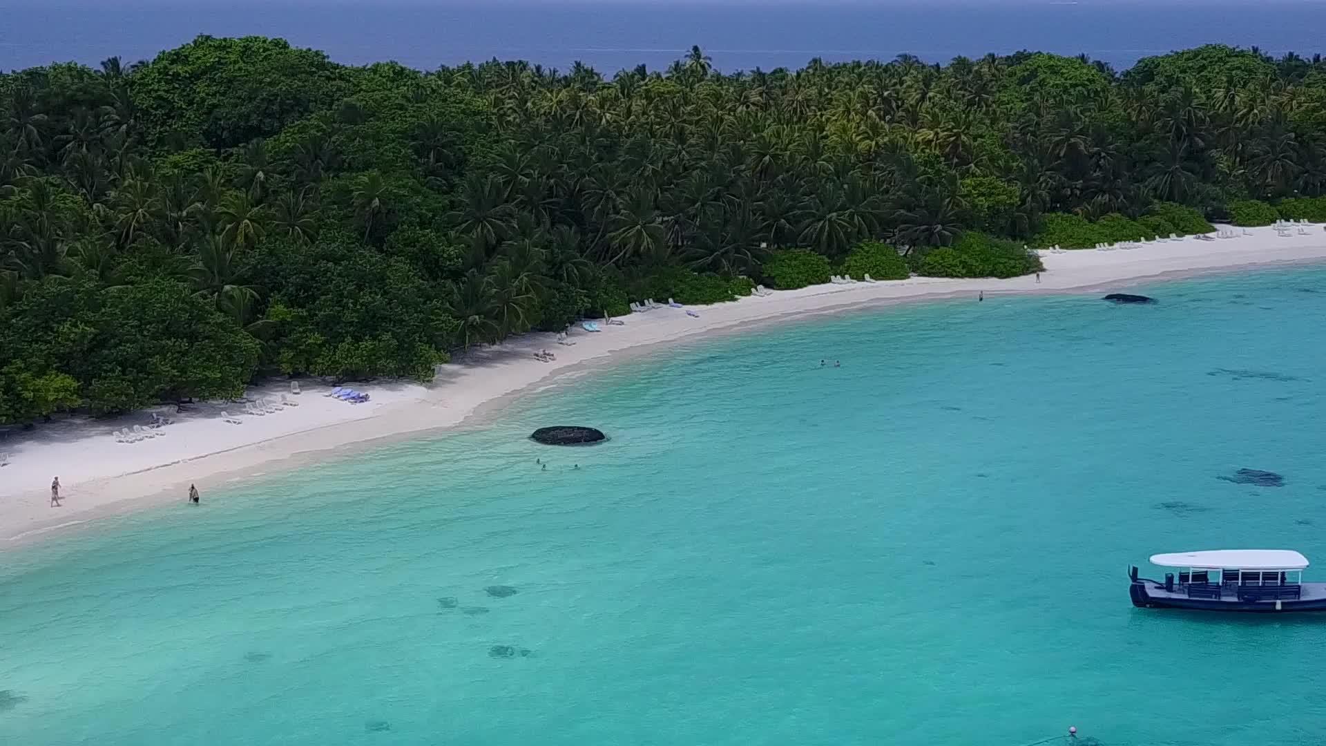 空中无人飞机以蓝海和白色沙滩的背景打破了天堂岛海滩视频的预览图