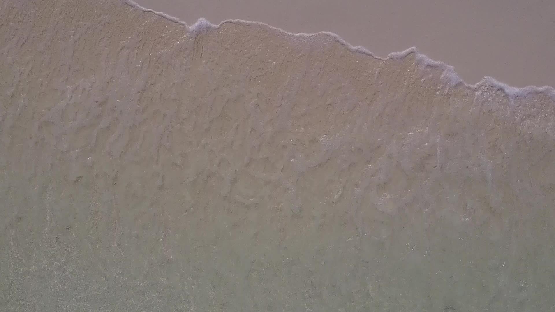 天堂海滩假日空中无人驾驶背景是清水和明沙的浅沙视频的预览图