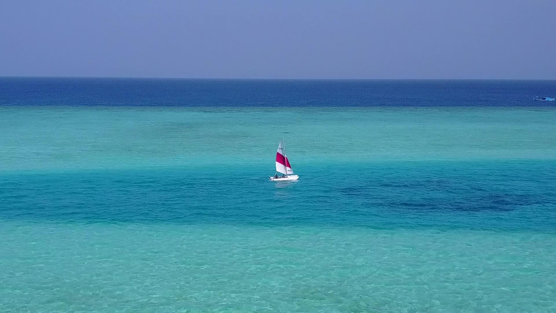 空中无人驾驶通过浅海和干净的沙滩背景打破豪华海滩视频的预览图