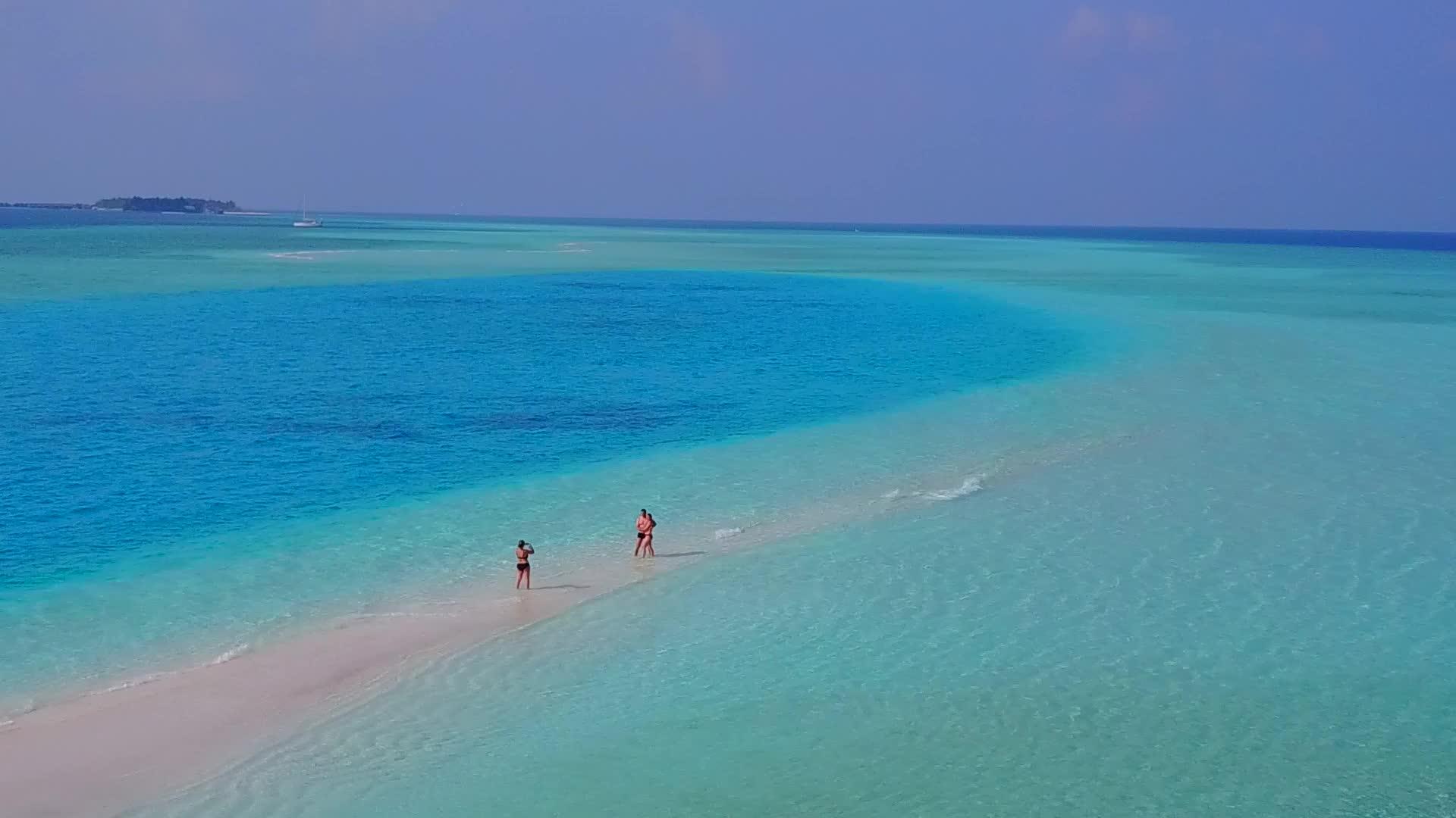 以透明水和白色沙子为背景的水是最好的海湾海滩时间视频的预览图