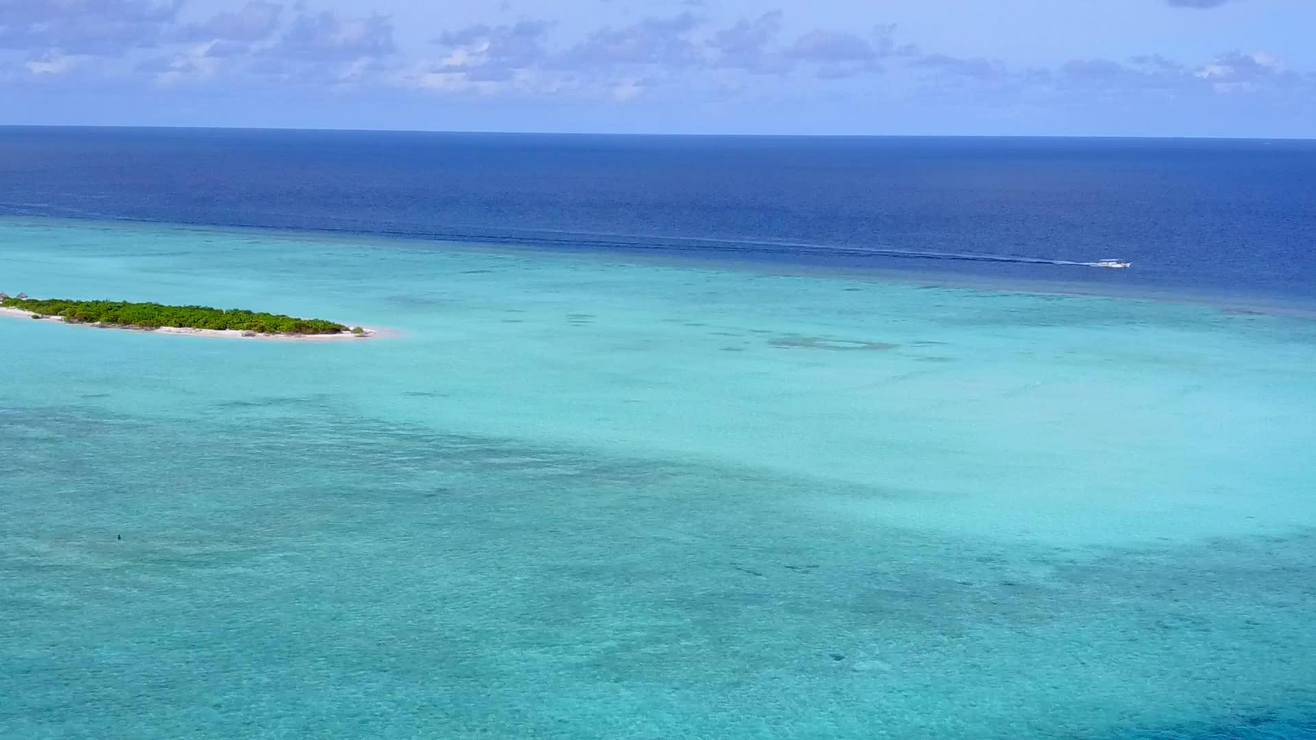 完美的岛屿海滩蓝色的绿色海洋和白色的海滩有着完美的背景视频的预览图