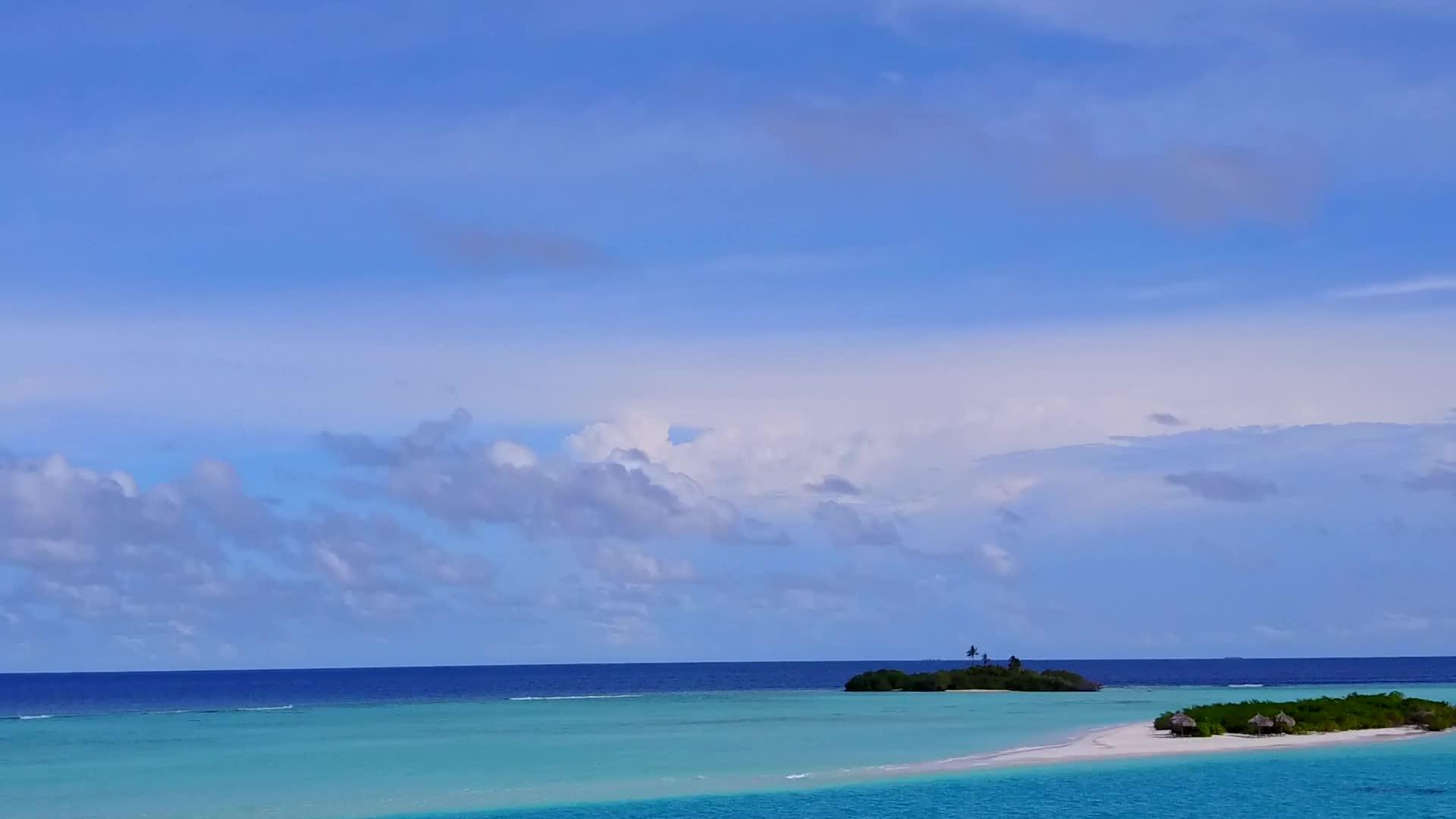 在蓝海和明亮的沙滩背景下放松海岸海滩生活方式的无人机空中景观视频的预览图