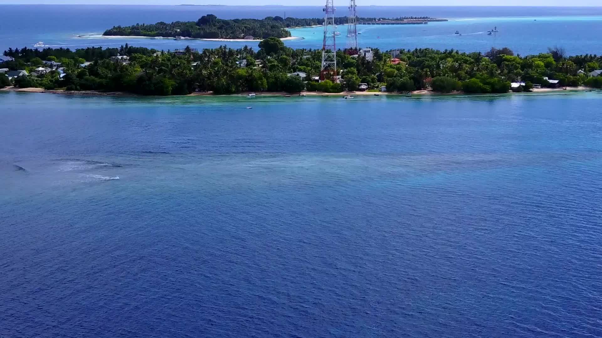空中无人驾驶飞机乘坐蓝海和白和白沙为背景放松岛屿视频的预览图