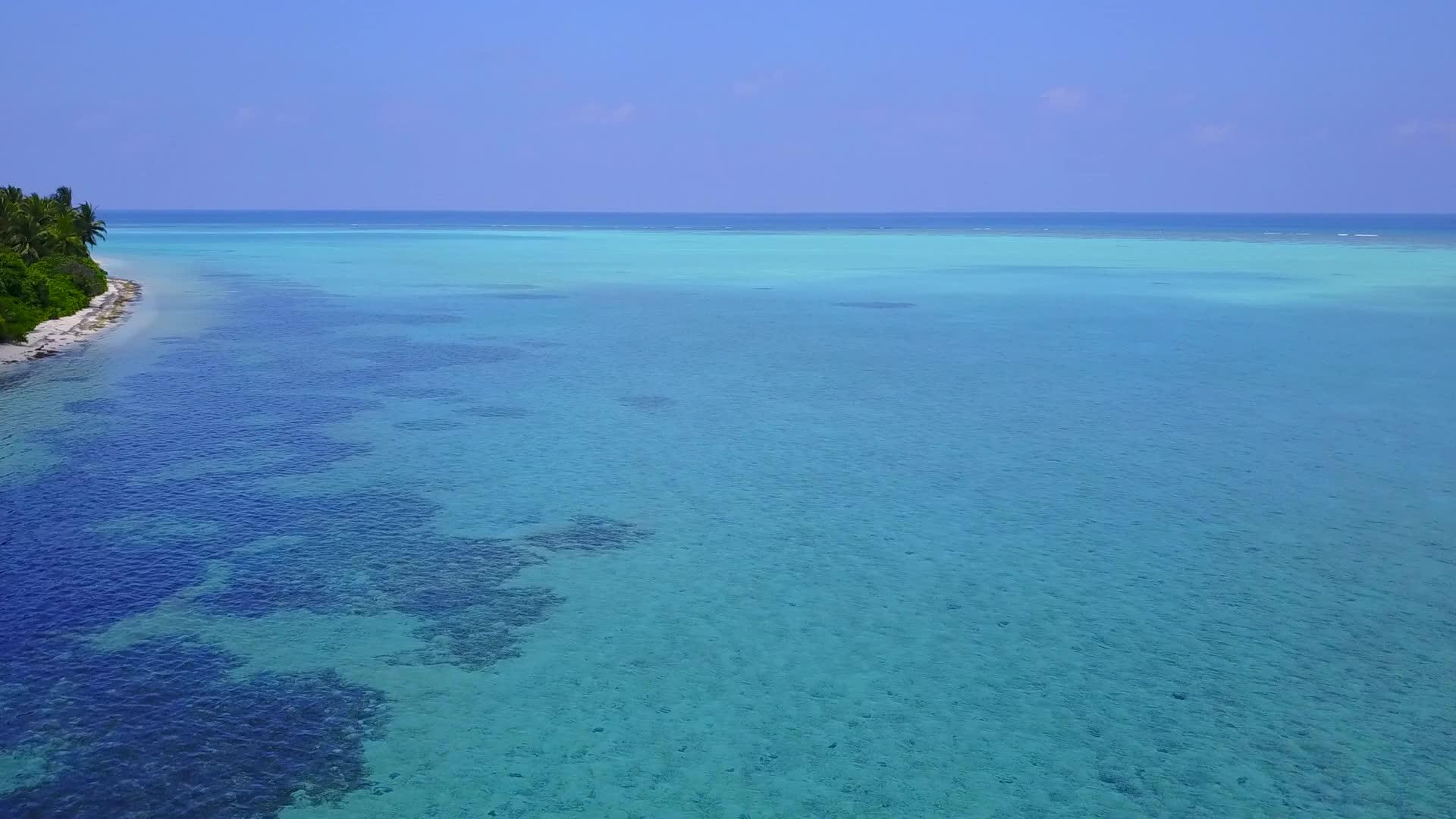美丽的海岸海滩旅行由绿宝石环礁湖和白沙背景组成视频的预览图
