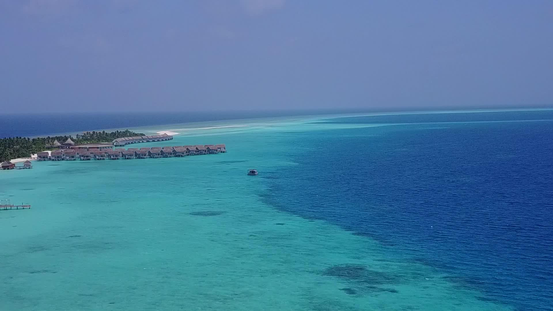 透明水和白沙背景下的异国情调海滩冒险鸟瞰全景视频的预览图