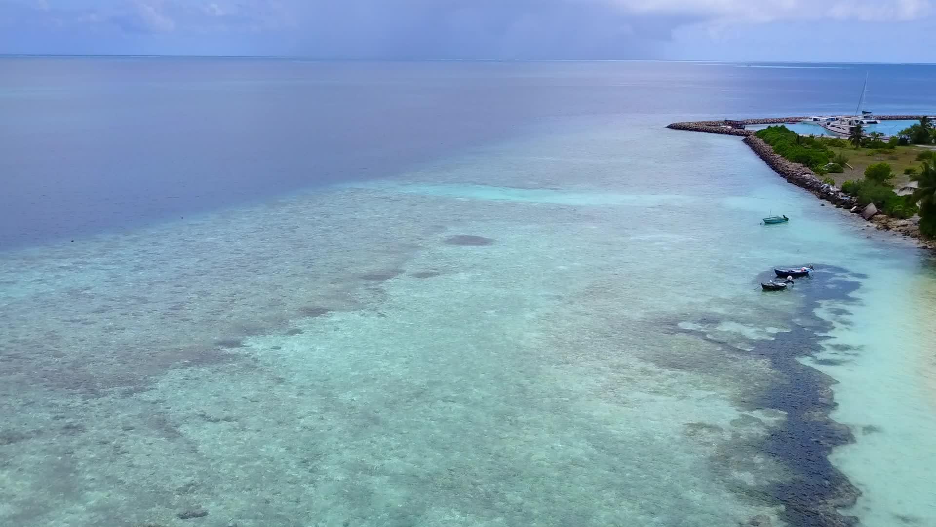 海上度假村海滩航行采用蓝水和白色沙尘背景视频的预览图