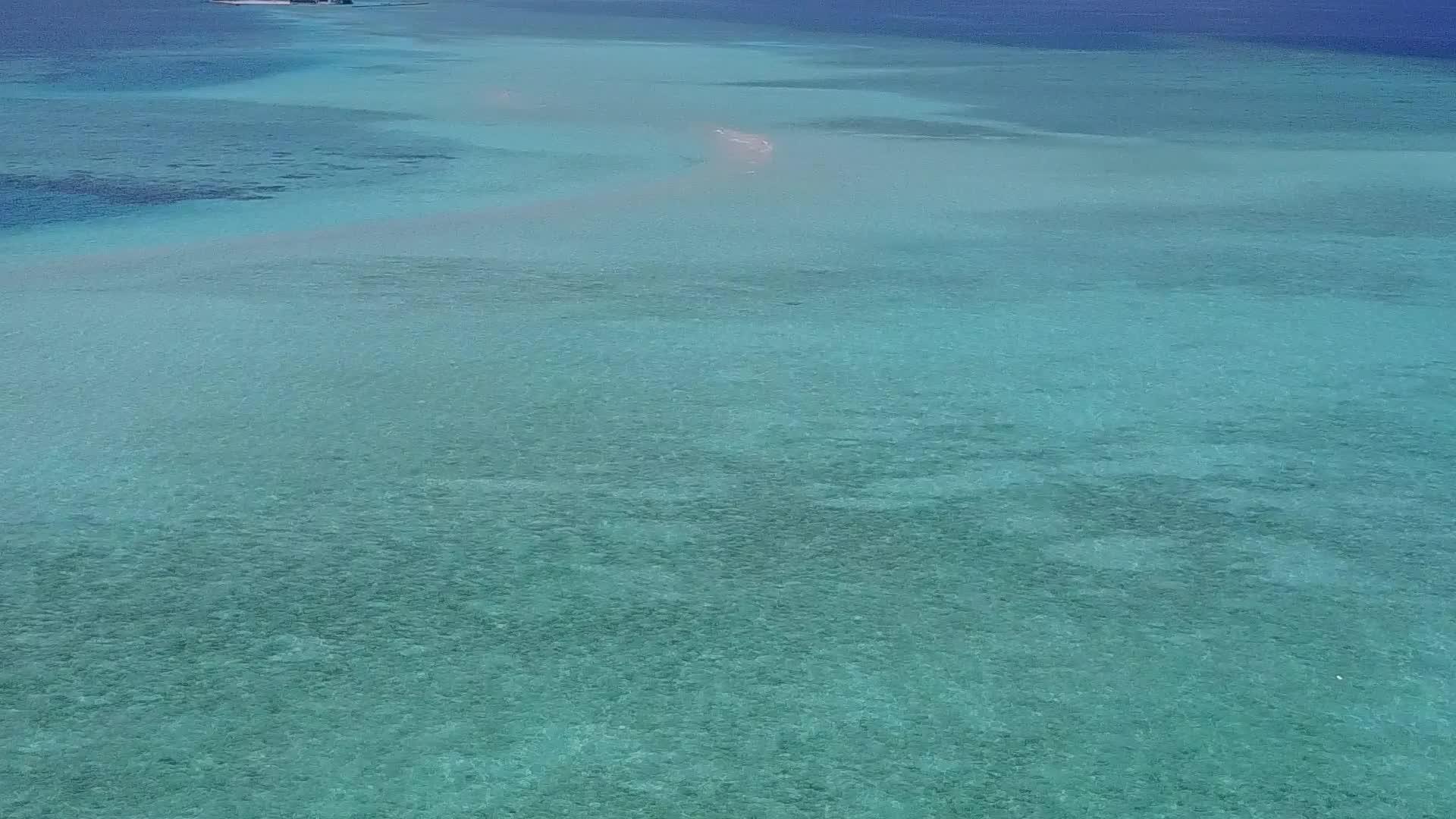 海洋海洋海滩冒险在白色沙滩底部的浅清海海岸探险视频的预览图