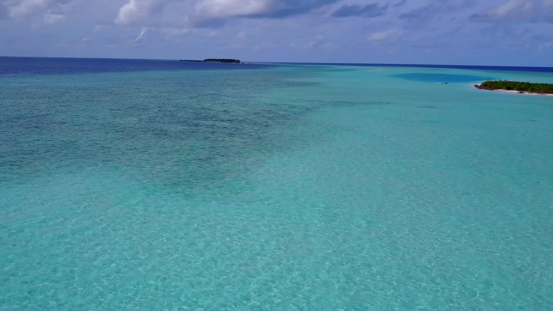 热带海岸线海滩海滩白沙背景浅海空中巡逻飞行视频的预览图