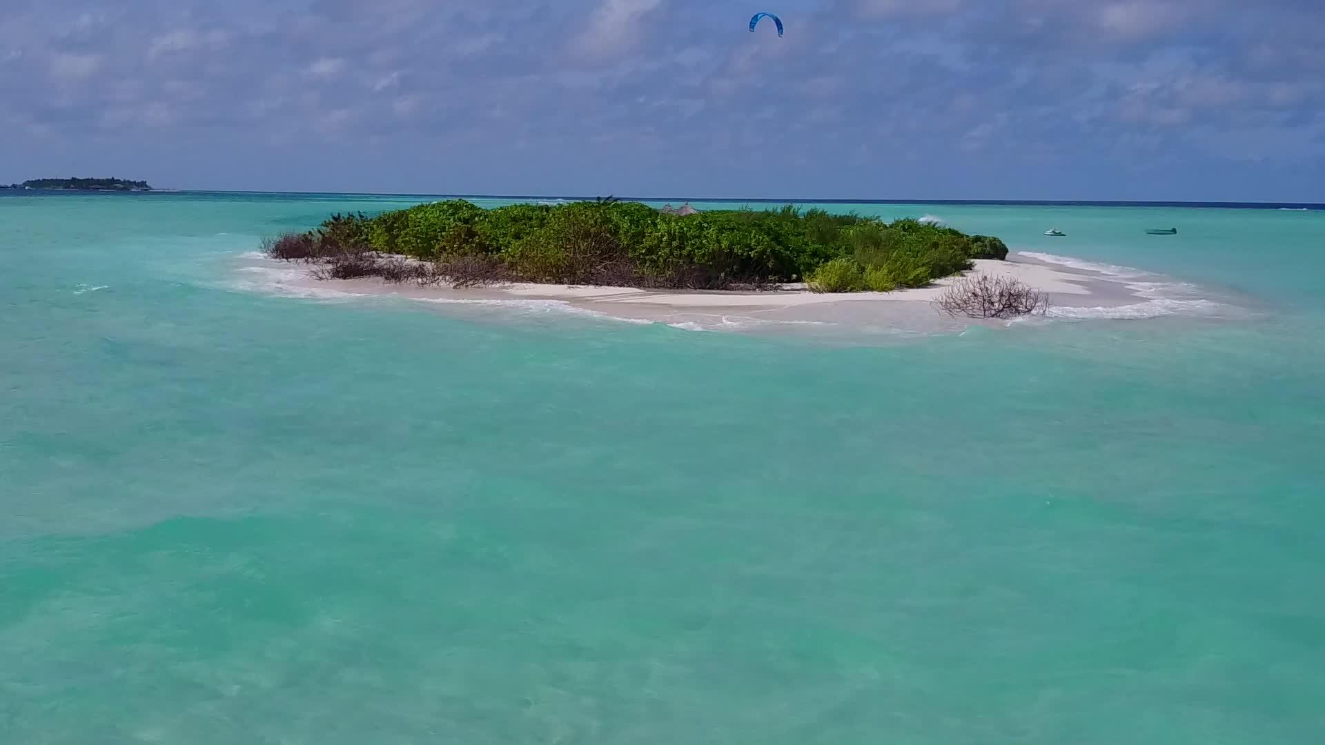 蓝色环礁湖和清洁海滩的海岸线视频的预览图