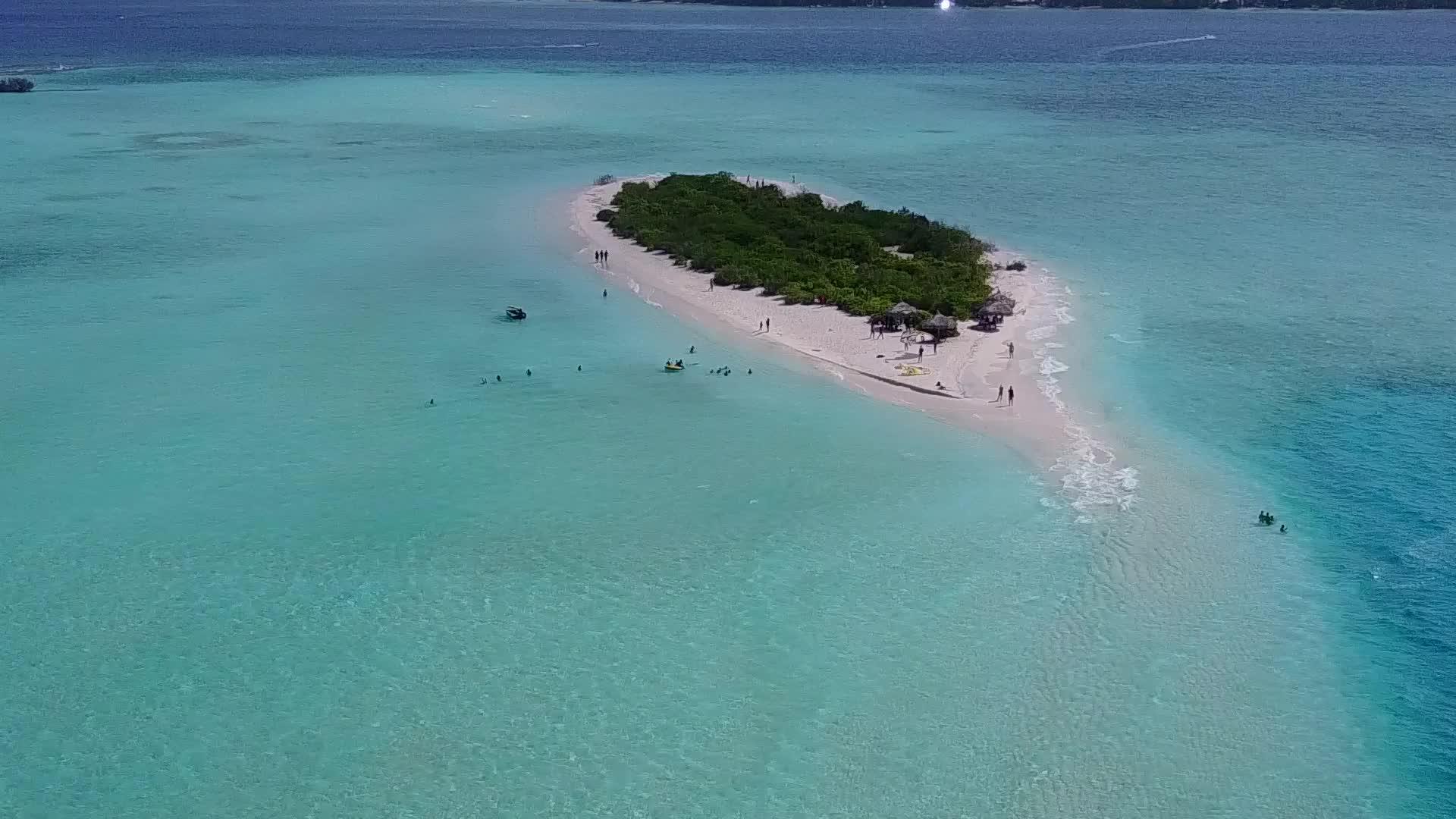 绿宝石环礁湖对热带海岸海滩的生活方式有白沙背景视频的预览图