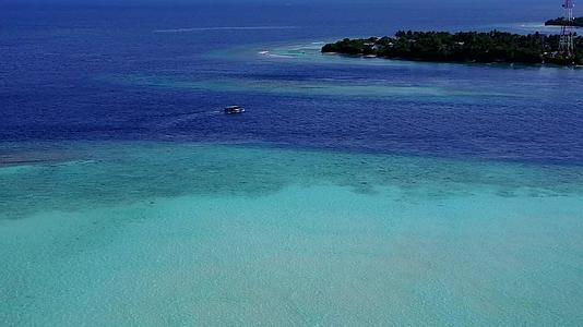 宁静的岛屿海滩以白色沙滩为背景在蓝色水域航行全天在空中航行视频的预览图
