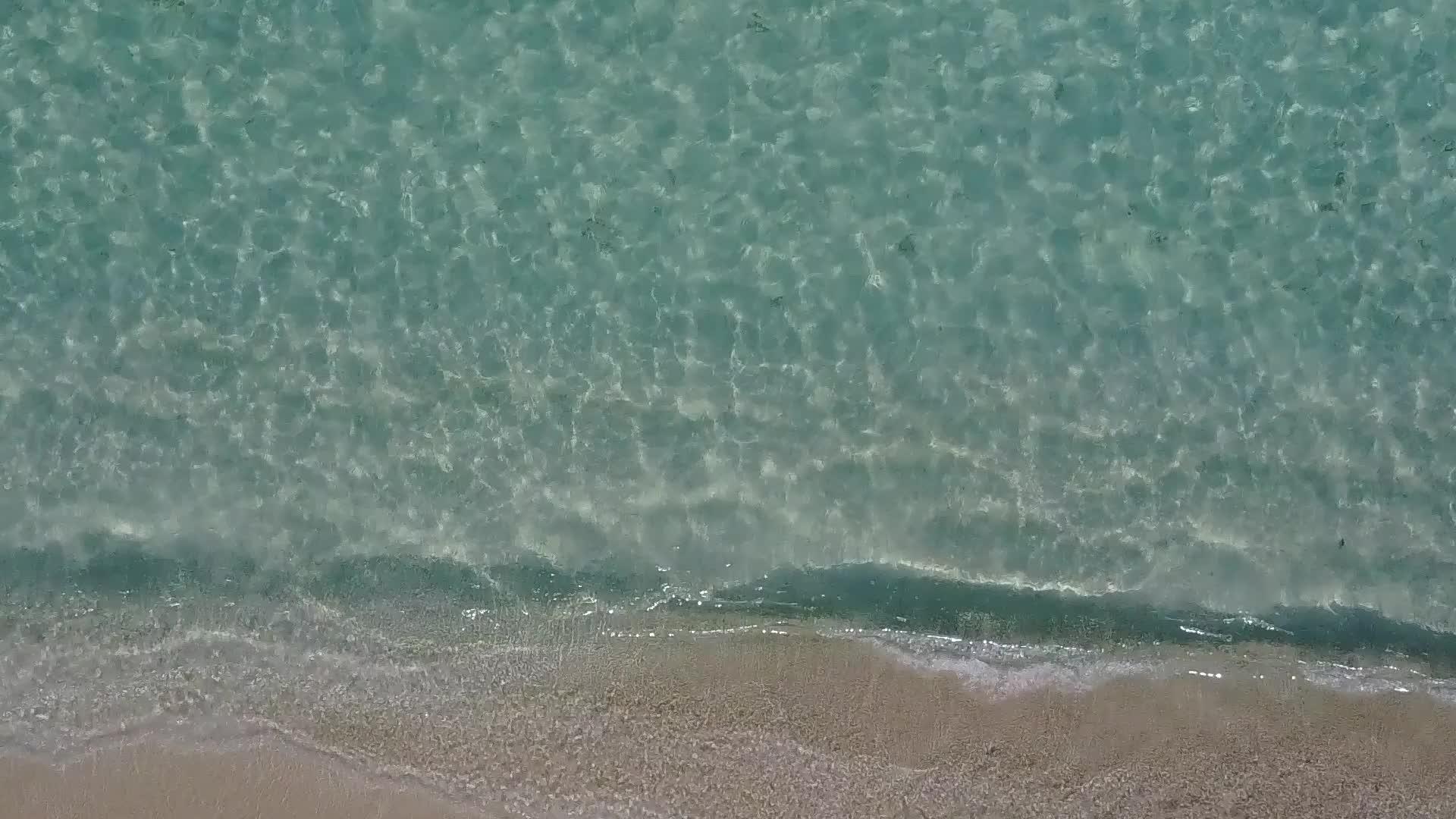蓝环礁有一个白色的沙子背景有一个完美的岛屿海滩时间视频的预览图