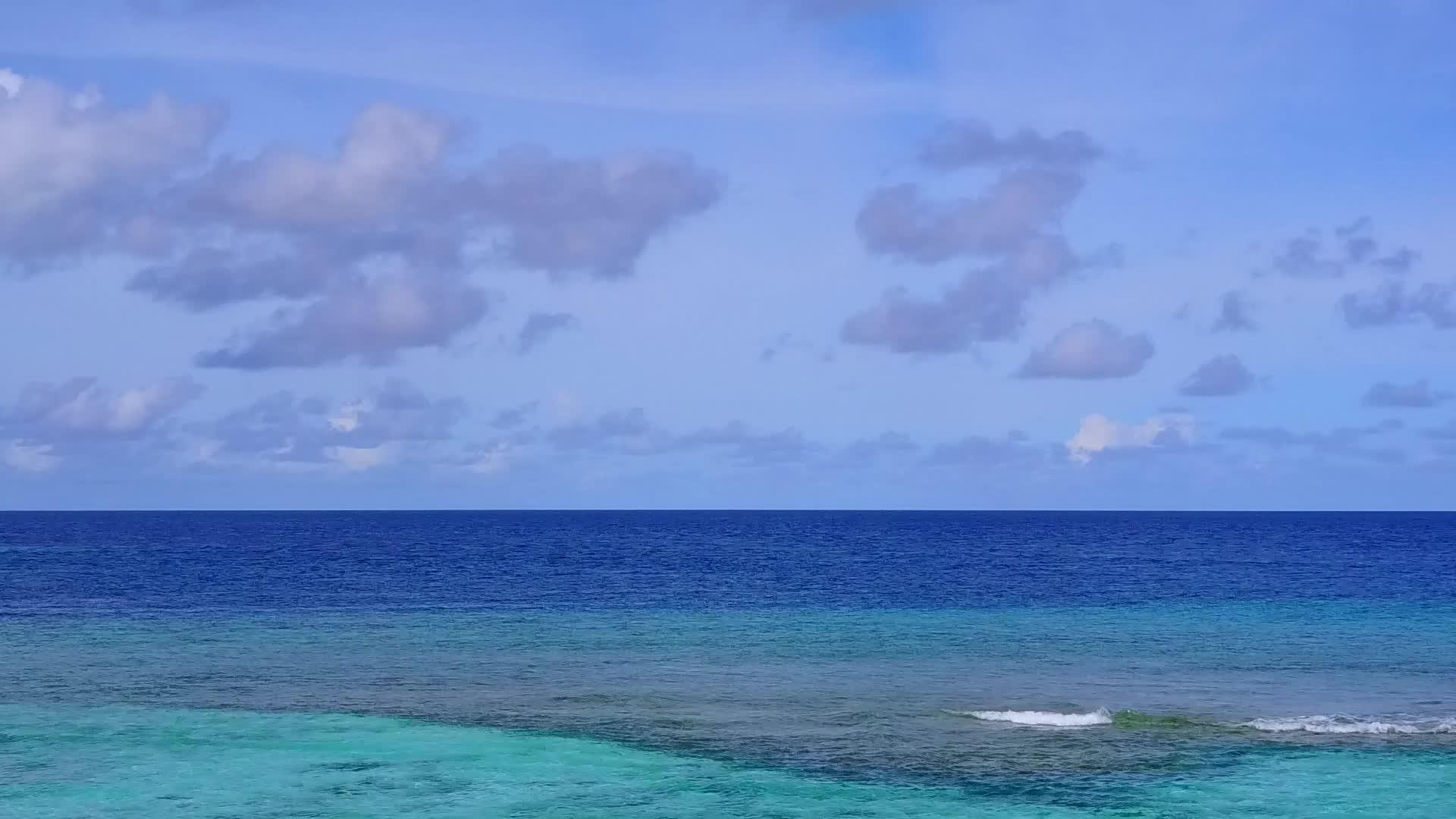 天堂岛海滩的空中抽象摘要是通过蓝色水海出海的白沙背景视频的预览图