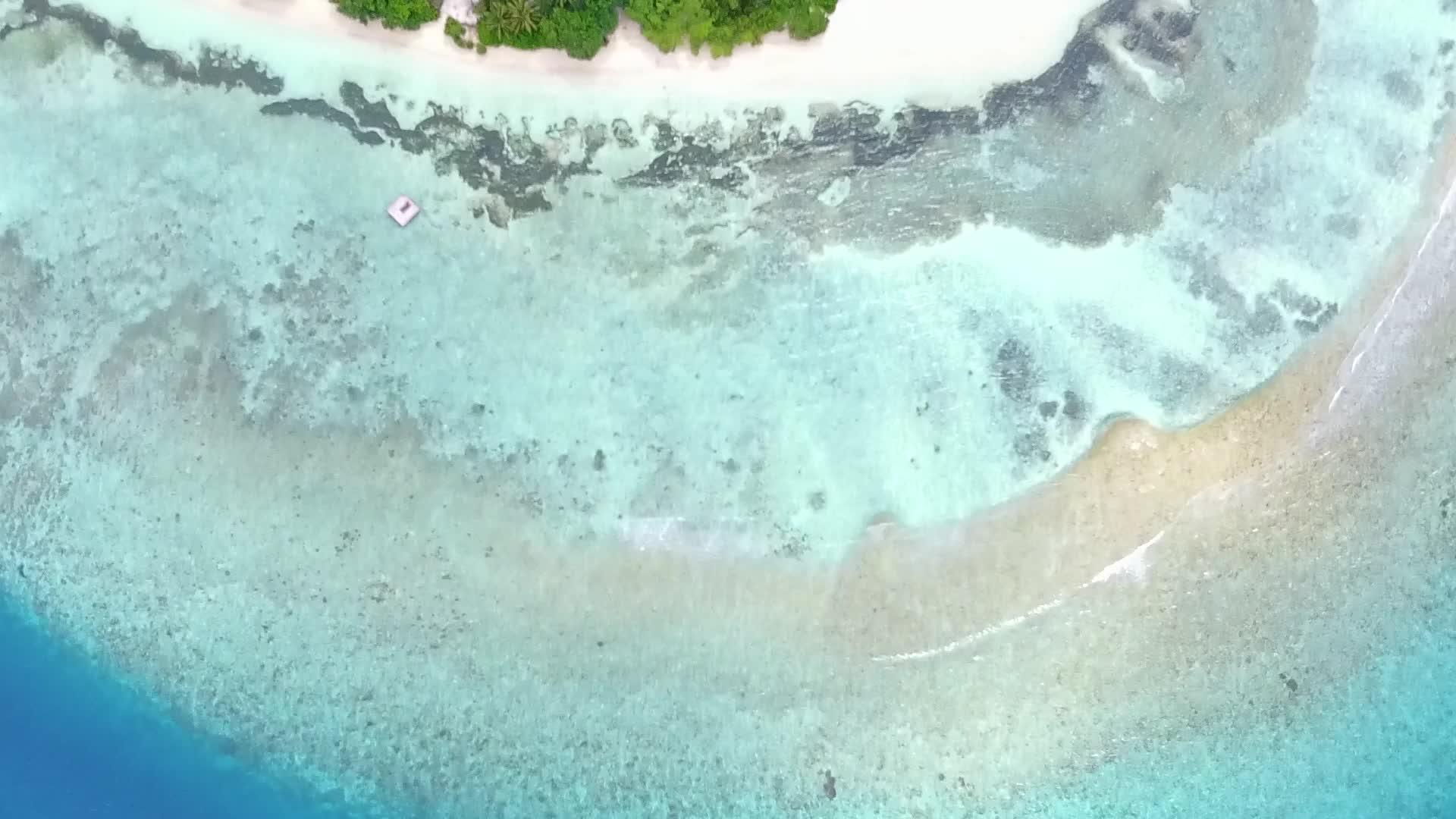 蓝海白沙背景下的豪华度假村视频的预览图