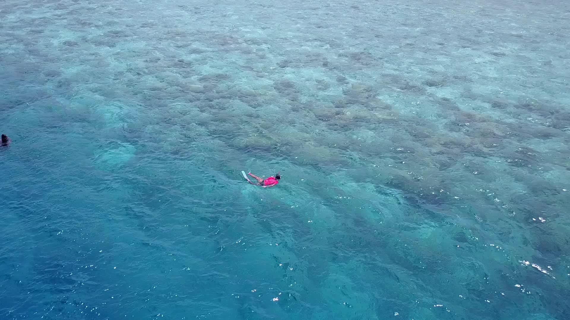 蓝环礁和白色海滩背景的天堂泻湖海滩之旅视频的预览图