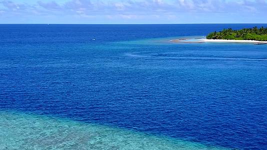 白色沙滩背景下的绿水与外部岛屿海滩时空无人驾驶视频的预览图