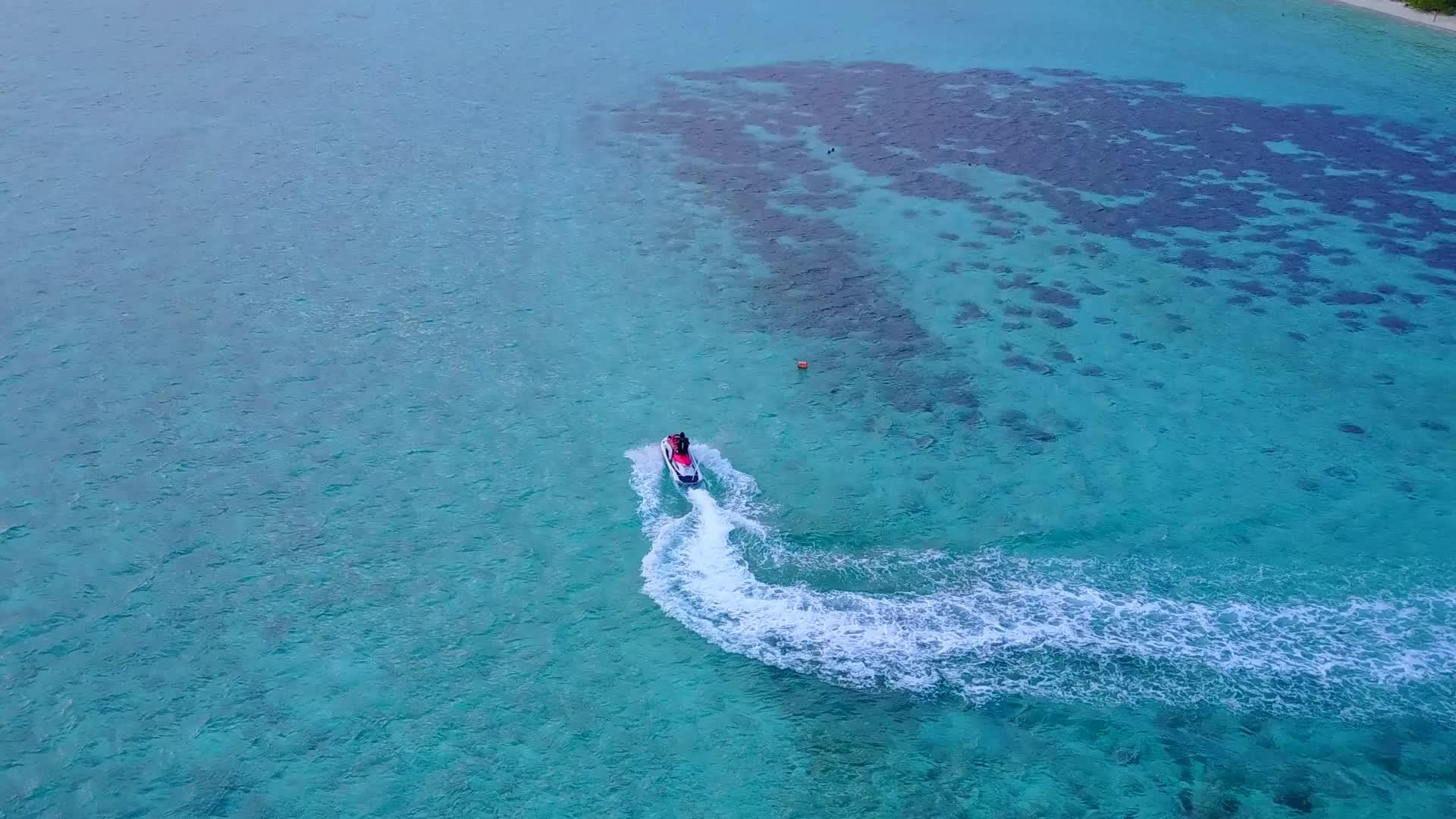 热带海岸穿过蓝色海洋和浅沙视频的预览图