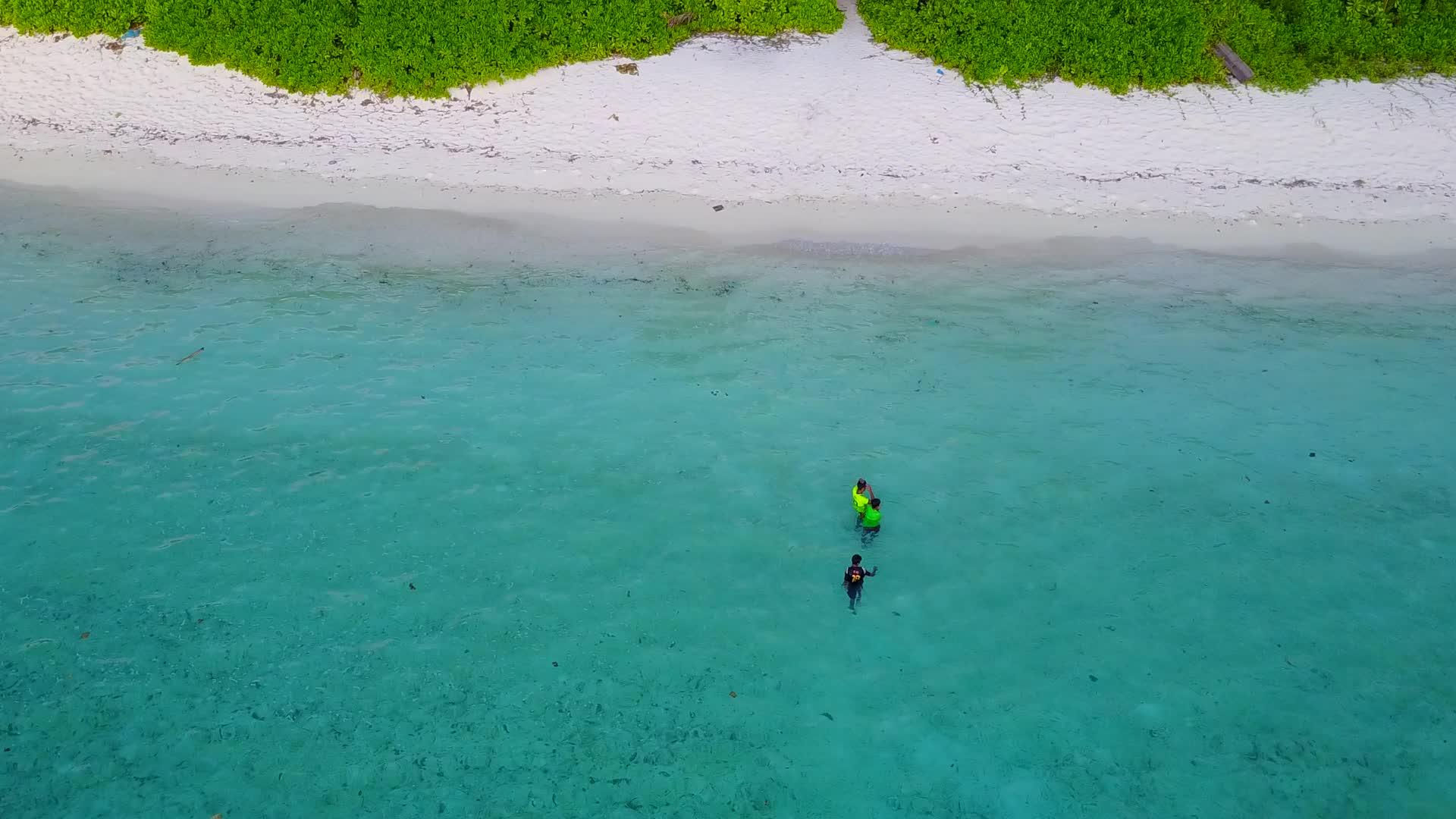 蓝色海平面的白色沙背景视频的预览图