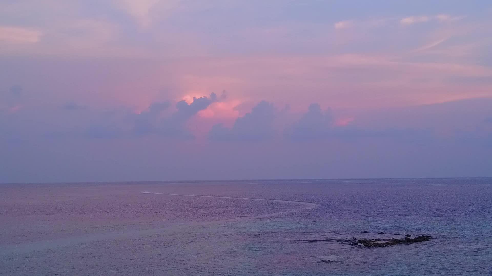 在蓝色水和白色沙尘的背景下观察美丽的岛屿海滩探索的海景视频的预览图