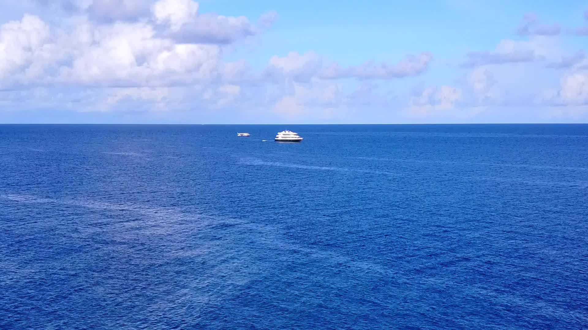 观赏美丽的环礁湖海滨时间深蓝水和浅沙背景旅游视频的预览图