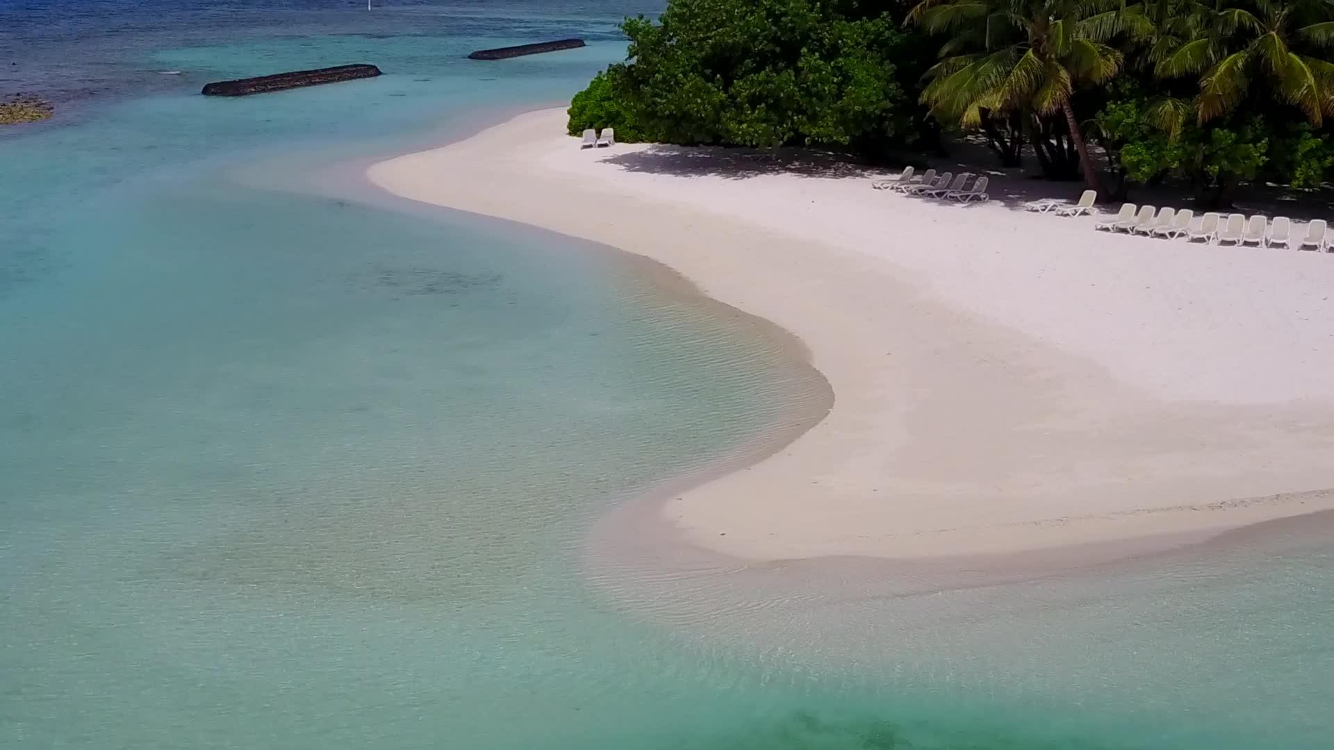 绿绿环礁湖和白色沙滩背景下的奇特旅游景点视频的预览图